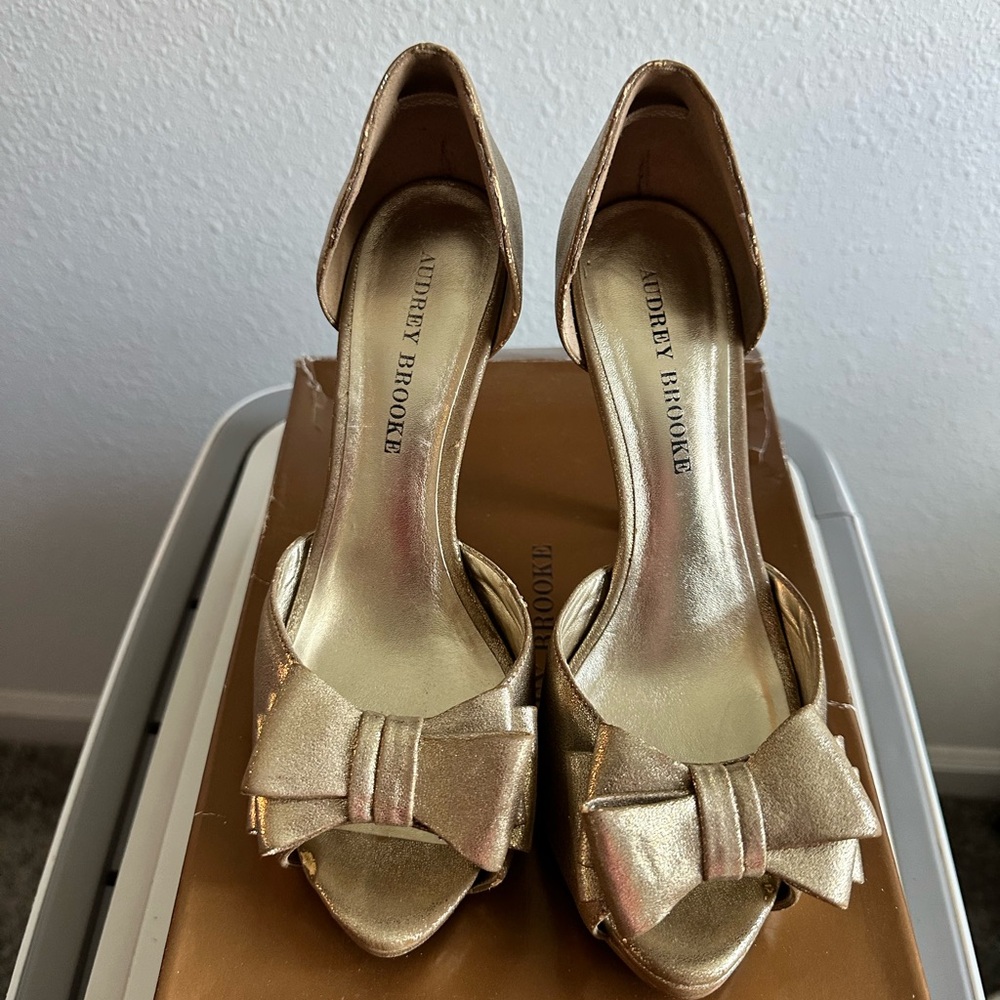 Audrey Brooke Gold Heels size 8